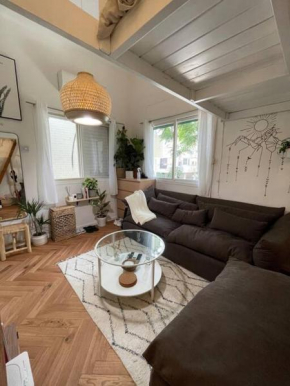 Beautiful Renovated Gallery Apartment